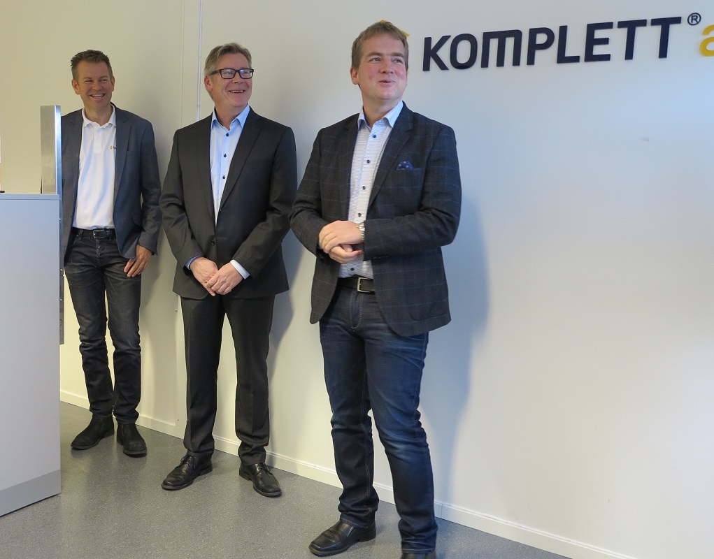 Stortingsrepresentant Sveinung Stensland åpnet Komplett apotek. Stig Henning Pedersen og Geir Eide er glad for endelig å være i gang. 
